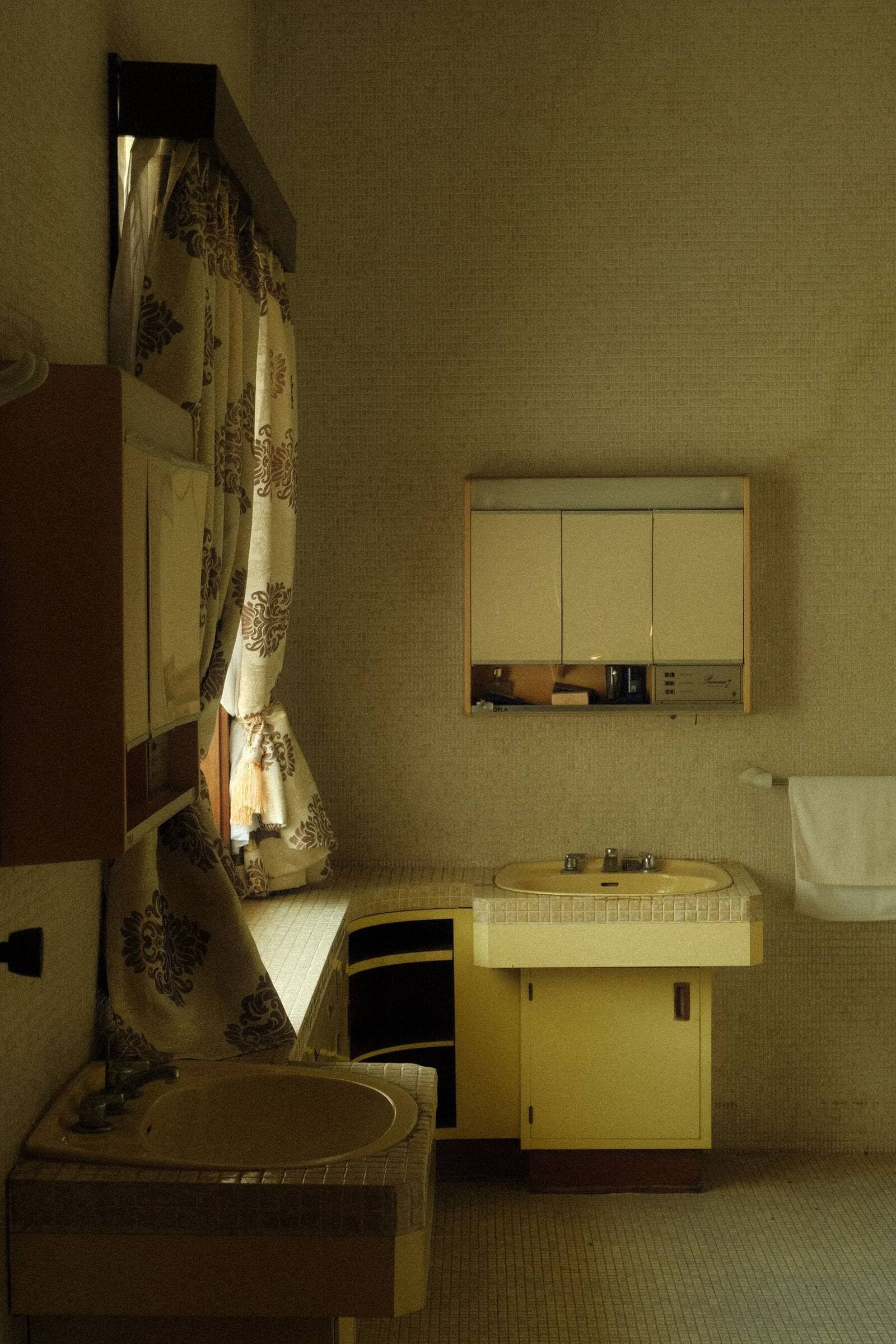 Salle de bains avant travaux à Champigny-sur-Marne, baignoire et carrelage anciens