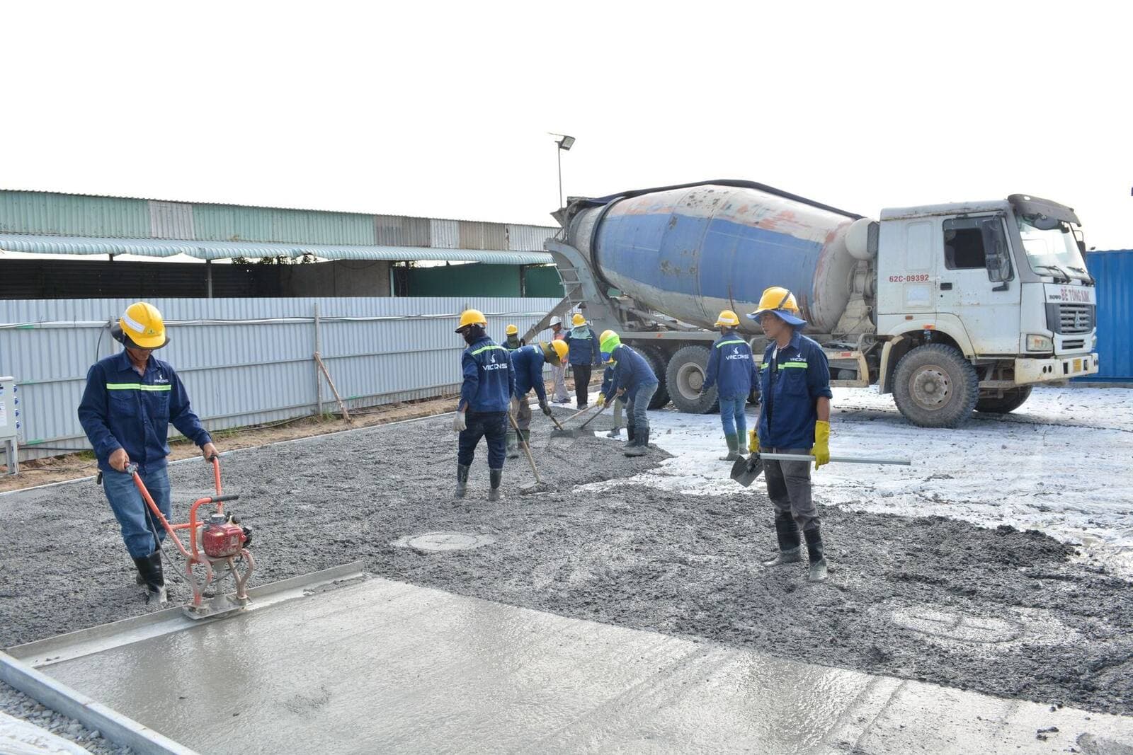 Coulage d'une dalle béton et ferraillage sur un chantier