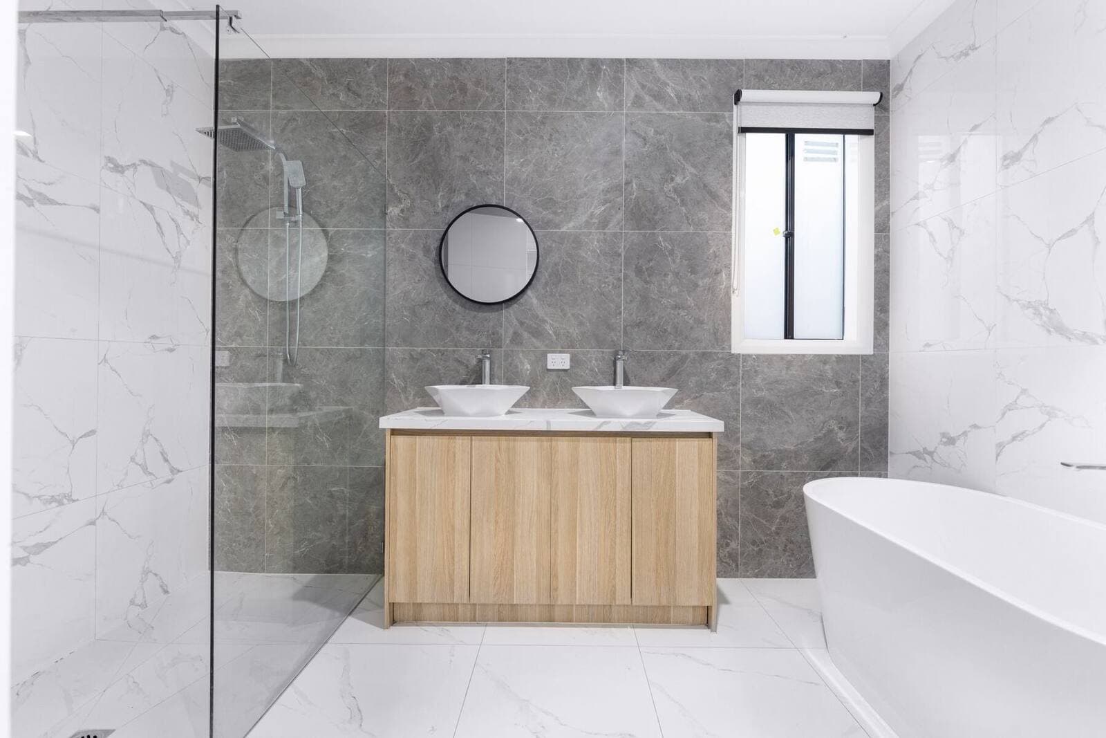 Salle de bains rénovée avec douche à l'italienne et carrelage