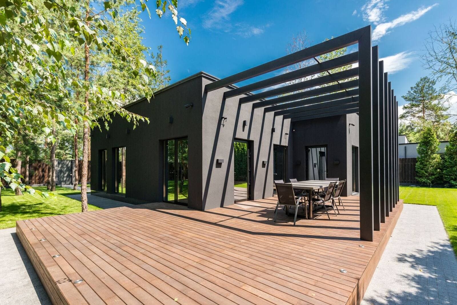 Terrasse extérieure neuve avec revêtement et marches